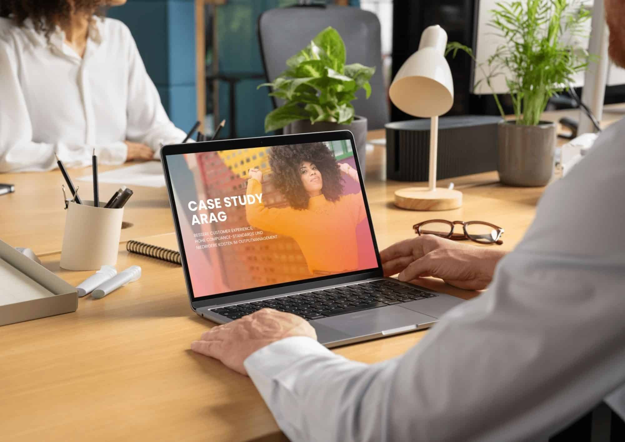 Homme avec un ordinateur portable regardant le Case Study ARAG
